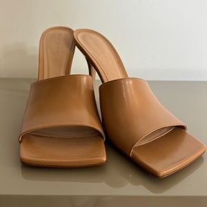 Brand new, never been worn classic size 41 Bottega Veneta saddle color slides.